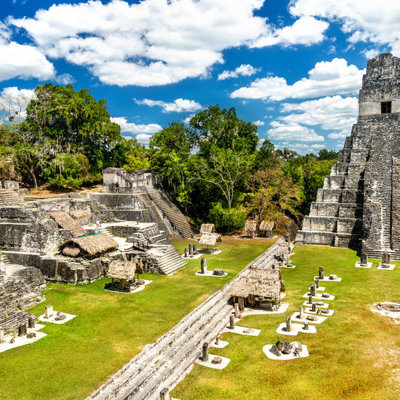 Maya-tempels en ruïnes in Tikal, Guatemala, tijdens een familiereis Guatemala en Belize.