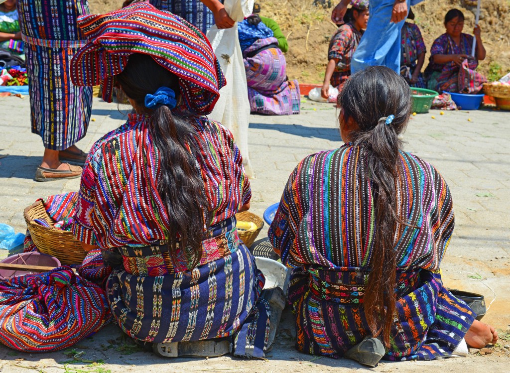 Vrouwen in kleurrijke traditionele kleding op een markt in Guatemala tijdens de groepsrondreis Guatemala en Copán.