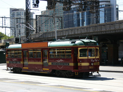 City Circle Tram in Melbourne met moderne skyline op de achtergrond.