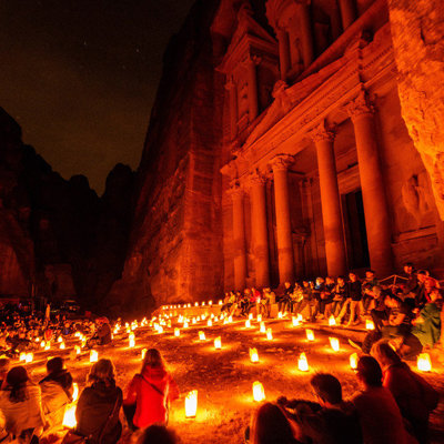 De Schatkamer (Al-Khazneh) in Petra, Jordanië, verlicht door kaarsen tijdens een avondtour.