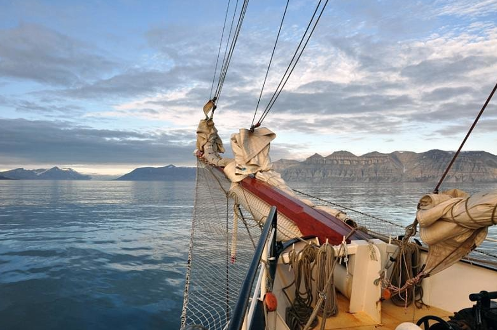 Zeilen op zee langs de bergen van de Lofoten in Noorwegen.