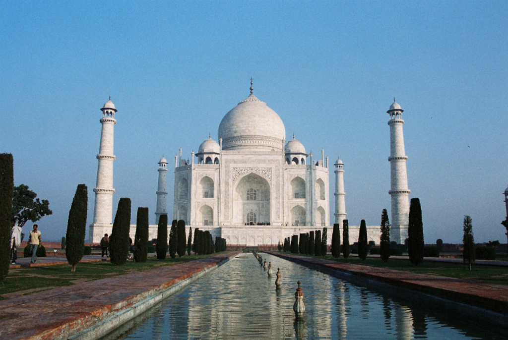 Taj Mahal in Agra met weerspiegeling in de waterpartij, tijdens een familiereis India en Nepal.