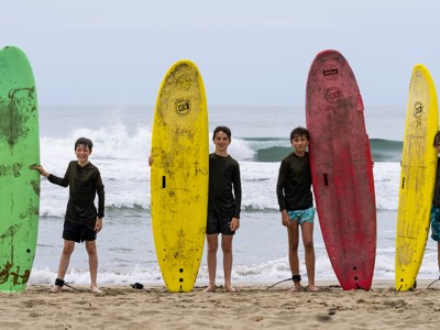 Surfers met kleurrijke surfboards op het strand in Costa Rica, Route Costa Rica dag 4.