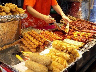 Koreaanse streetfoodkraam met tteokbokki en gefrituurde snacks op stokjes in Zuid-Korea.