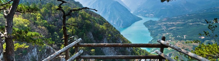 Uitzichtpunt over de Drina-rivierkloof en het turquoise water bij Tara Nationaal Park tijdens rondreizen Servië.