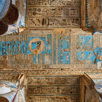 Plafond met hiërogliefen en kleurrijke reliëfs in een Egyptische tempel tijdens groepsrondreis Egypte.