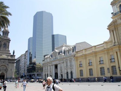 Plaza de Armas in Santiago de Chile met moderne glazen toren en historische gebouwen.