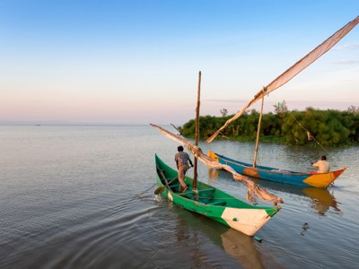Traditionele zeilboten op het rustige water van Lake Victoria tijdens de route Kenia, Tanzania en Zanzibar.