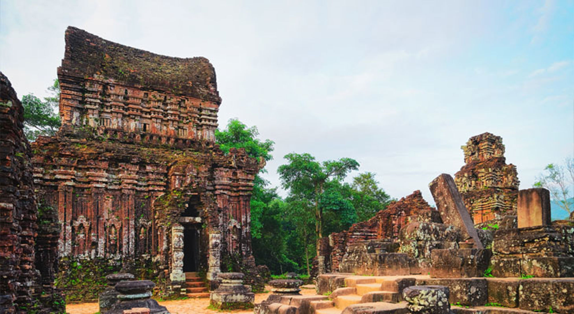 My Son Cham-tempelruïnes van My Son Sanctuary in Vietnam, omringd door groen.