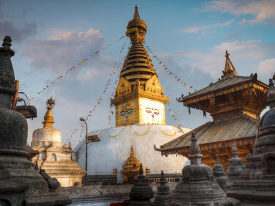 Swayambhunath-stoepa in Kathmandu met gebedsvlaggen in de avondzon.