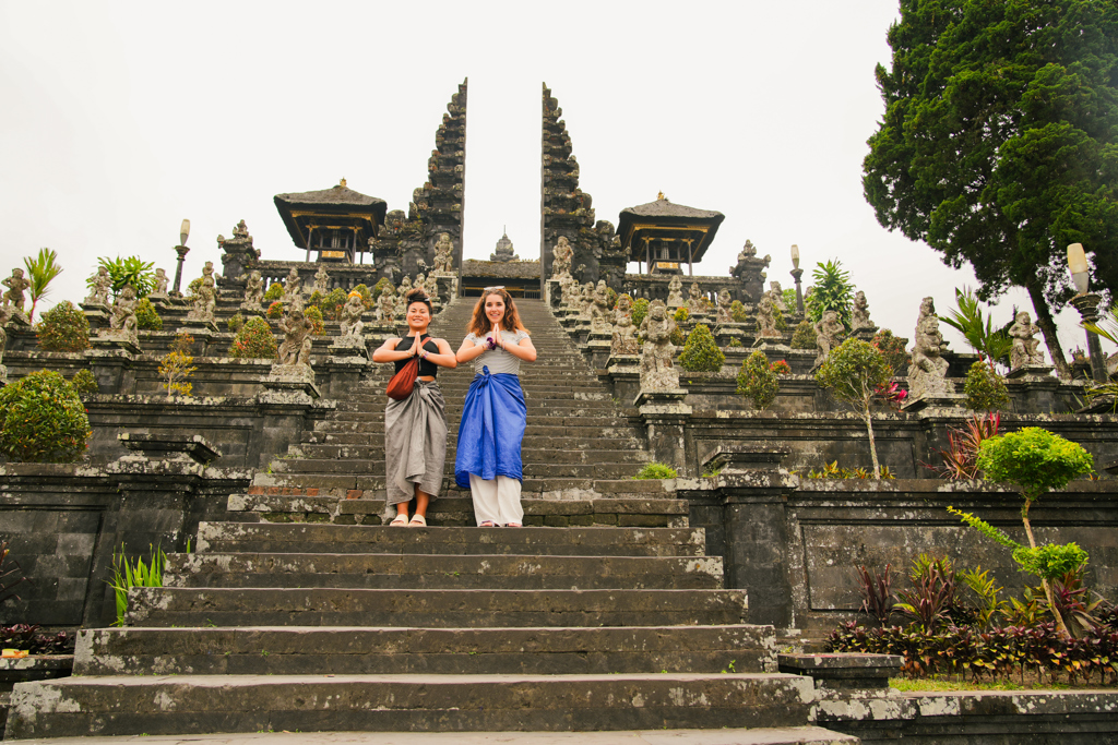 Twee reizigers op de trappen van de Pura Lempuyang-tempel op Bali, tijdens een 22-35ers reis Indonesië.