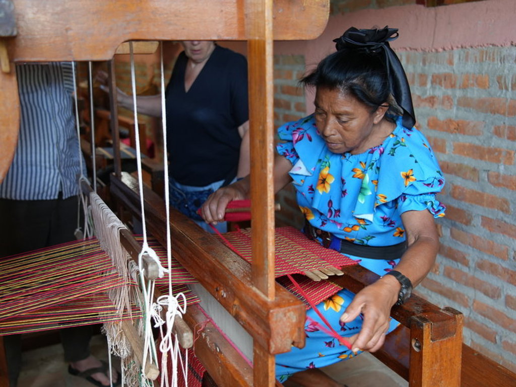 Vrouw weeft kleurrijk textiel op een traditioneel weefgetouw tijdens groepsrondreis Nicaragua en Costa Rica.