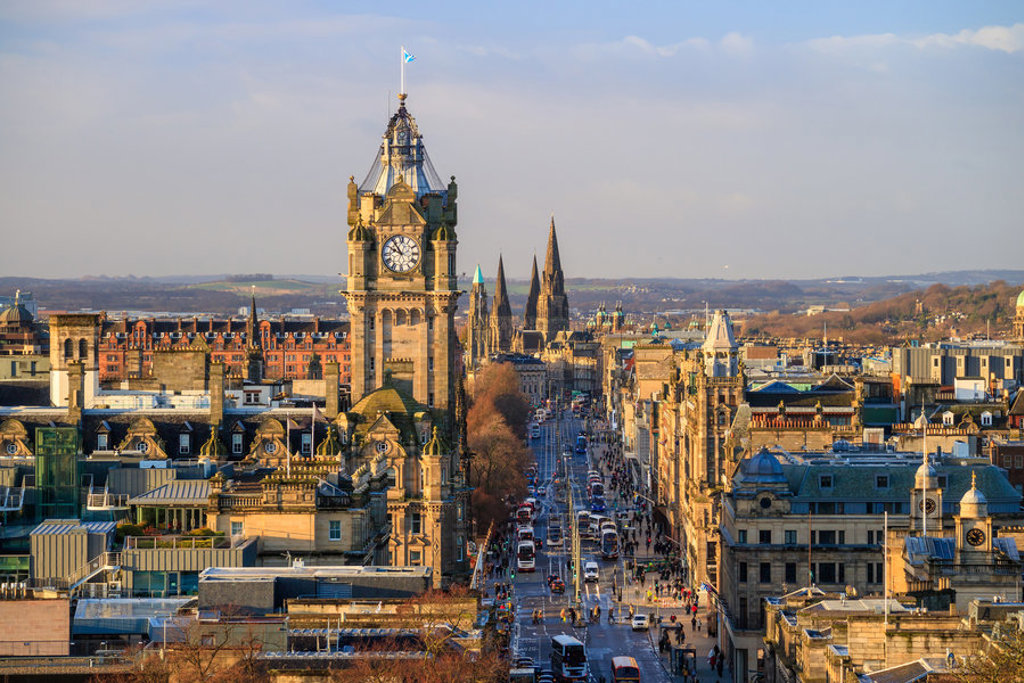 Uitzicht op Princes Street en de Balmoral Clocktower in Edinburgh, Schotland.