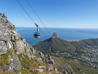 Kabelbaan naar de Tafelberg met uitzicht op Kaapstad, Lion’s Head en de Atlantische Oceaan.