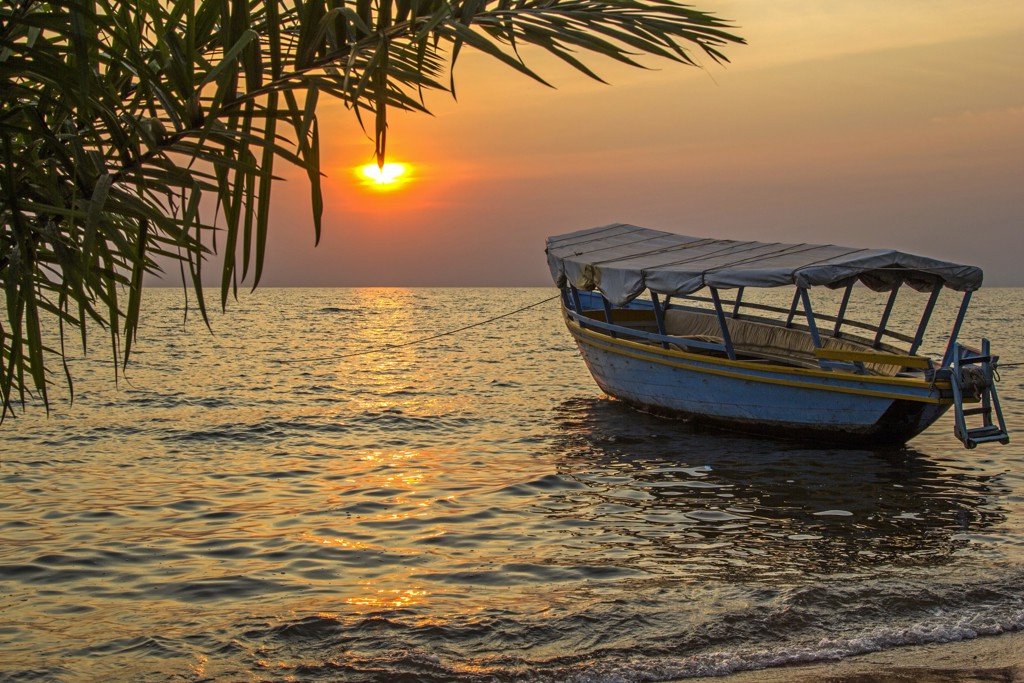 Boot op zee bij zonsondergang op Zanzibar, tijdens familiereis Kenia, Tanzania & Zanzibar 16 dagen.