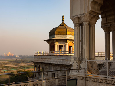 Uitzicht op de Taj Mahal vanaf Agra Fort tijdens zonsondergang, Route Noord-India.