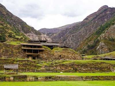 Kuelap-ruïnes in de Andes van Noord-Peru, met stenen terrassen en bergen op de achtergrond.