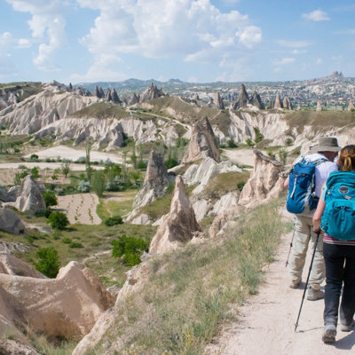 Wandelaars met rugzakken op pad langs de rotsformaties en valleien van Cappadocië, Turkije.