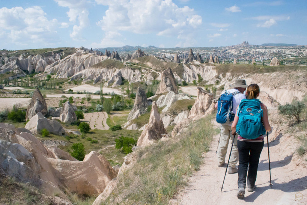 Wandelaars met rugzakken op pad langs de rotsformaties en valleien van Cappadocië, Turkije.