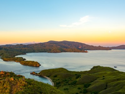 Panoramisch uitzicht op de heuvels en baaien van Komodo National Park bij zonsondergang, Route Kleine Sunda Eilanden.