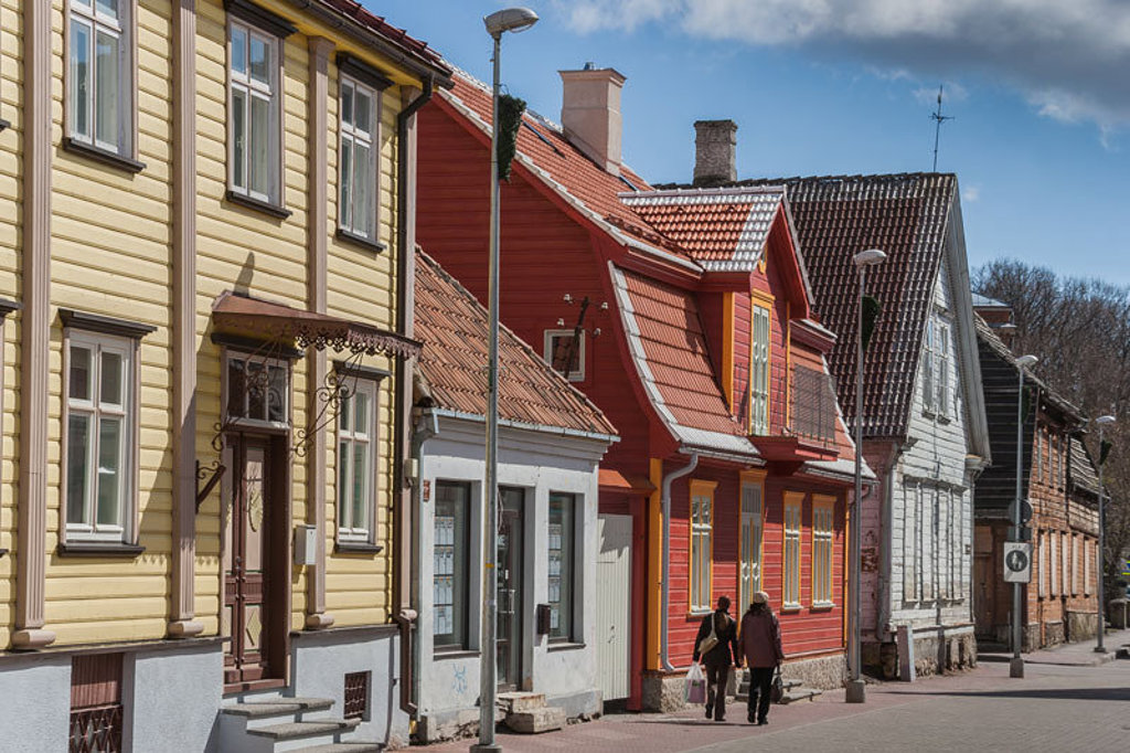 Kleurrijke houten huizen in de oude binnenstad van Tallinn, Estland, tijdens een groepsrondreis door de Baltische Staten.