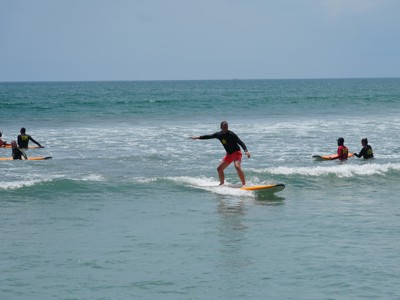 Surfer op de golven tijdens de route Java en Bali.
