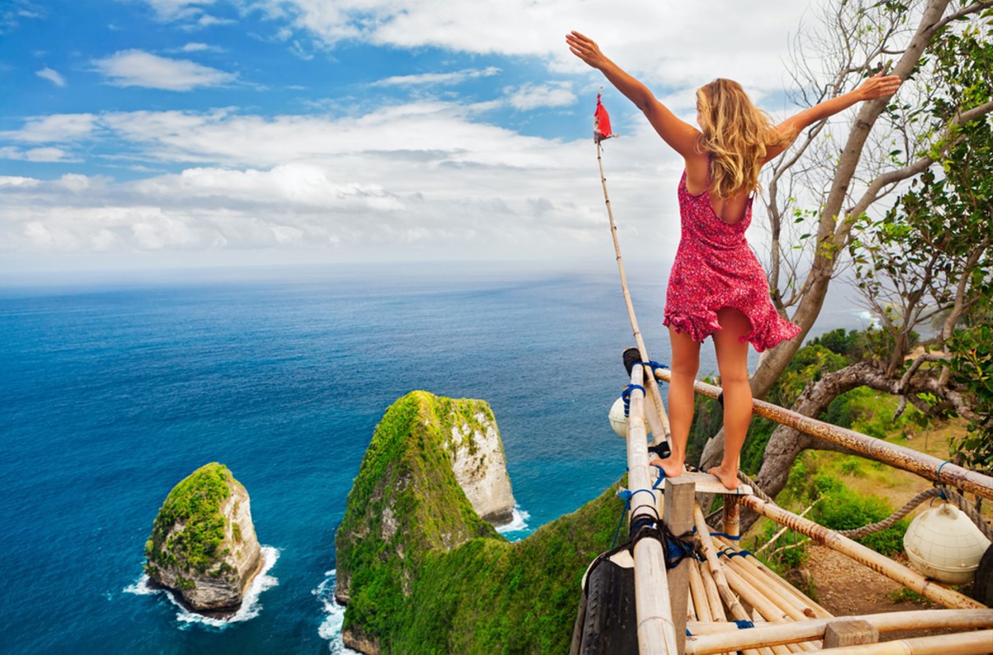 Uitzichtpunt op Nusa Penida met kliffen en turquoise zee, Bali, Indonesië.