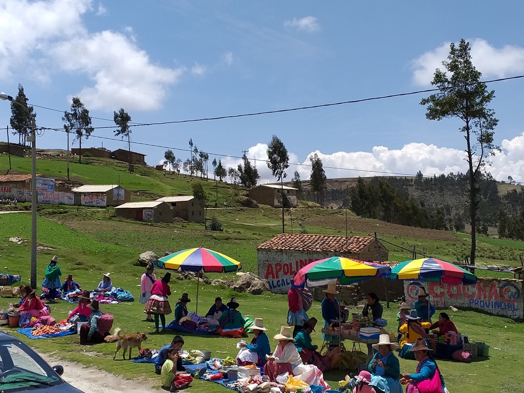 Lokale markt met kleurrijke parasols in het berglandschap van Noord-Peru tijdens een groepsrondreis.