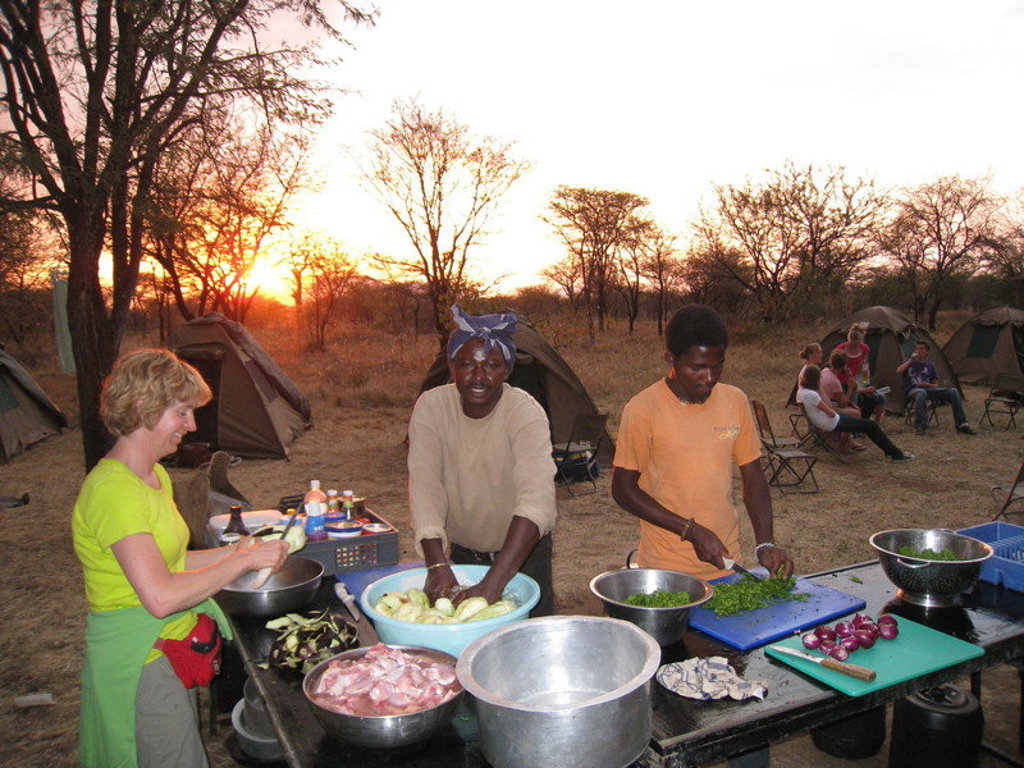 Koken op een safari-kamp bij zonsondergang tijdens groepsrondreis Kenia, Tanzania en Zanzibar.