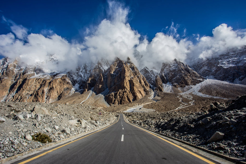 Weg door het Karakoramgebergte in Baltistan, Pakistan, met ruige bergtoppen en wolken.