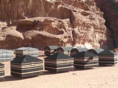 Bedoeïenententen in de Wadi Rum-woestijn, Jordanië, met rotsformaties op de achtergrond.