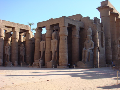 Zuilen en faraobeelden bij de tempel van Karnak in Luxor, Egypte.