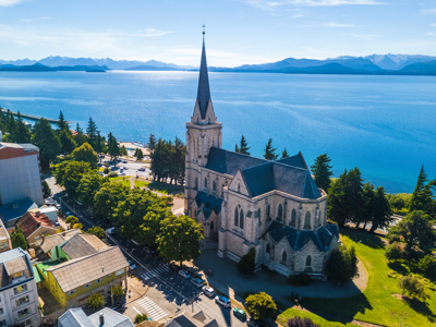 Kathedraal van Bariloche aan het azuurblauwe Nahuel Huapi-meer, op de route door Patagonië.