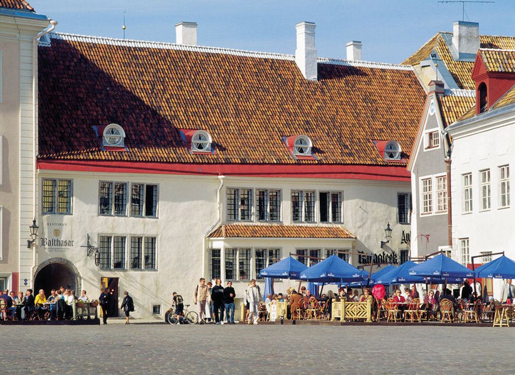 Terras op het Raadhuisplein in Tallinn, Estland, met historische gevels en rode pannendaken.