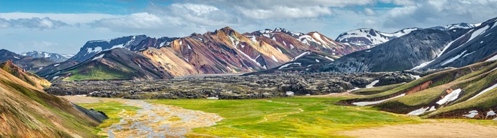 Gekleurde rhyolietbergen en lavaveld in Landmannalaugar, IJsland.