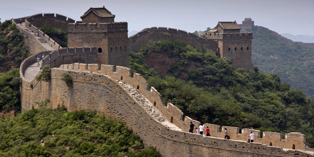 De Chinese Muur met wachttorens in berglandschap tijdens een groepsrondreis China.
