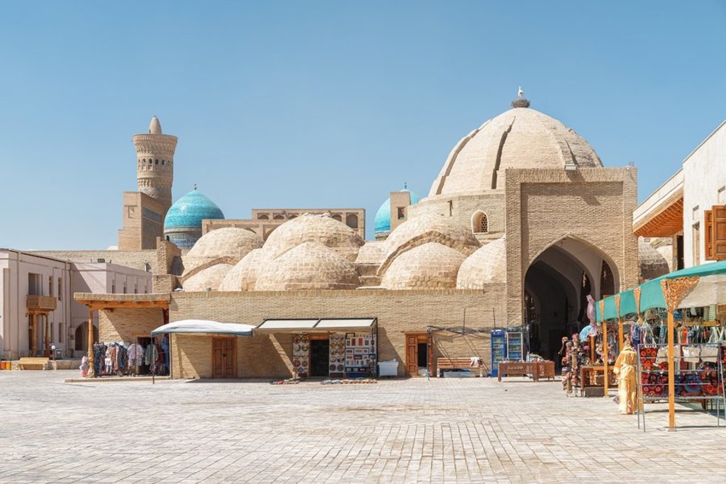 Groepsrondreis Zijderoute met de trein: traditionele gebouwen en minaretten in een stadspanorama.