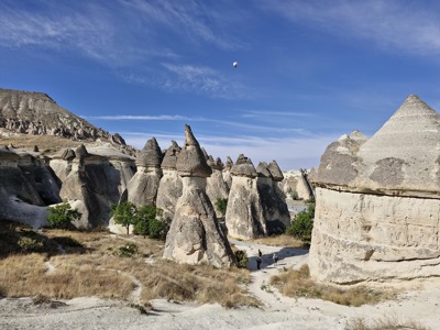 Wandelaars tussen de sprookjesachtige rotsformaties in Cappadocië, Turkije.