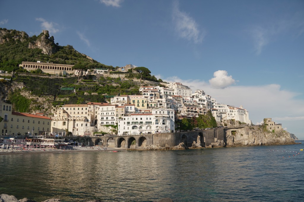 Kustplaats Amalfi aan de Amalfikust met kleurrijke huizen tegen de rotsen en uitzicht op zee.