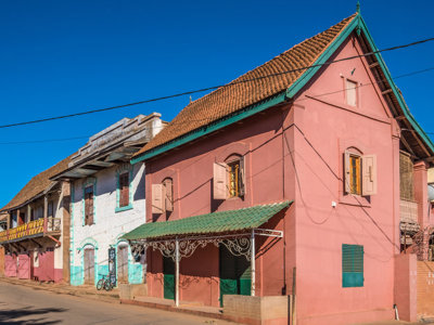Kleurrijke koloniale huizen in Antananarivo, Madagascar, tijdens een 25-daagse rondreis.