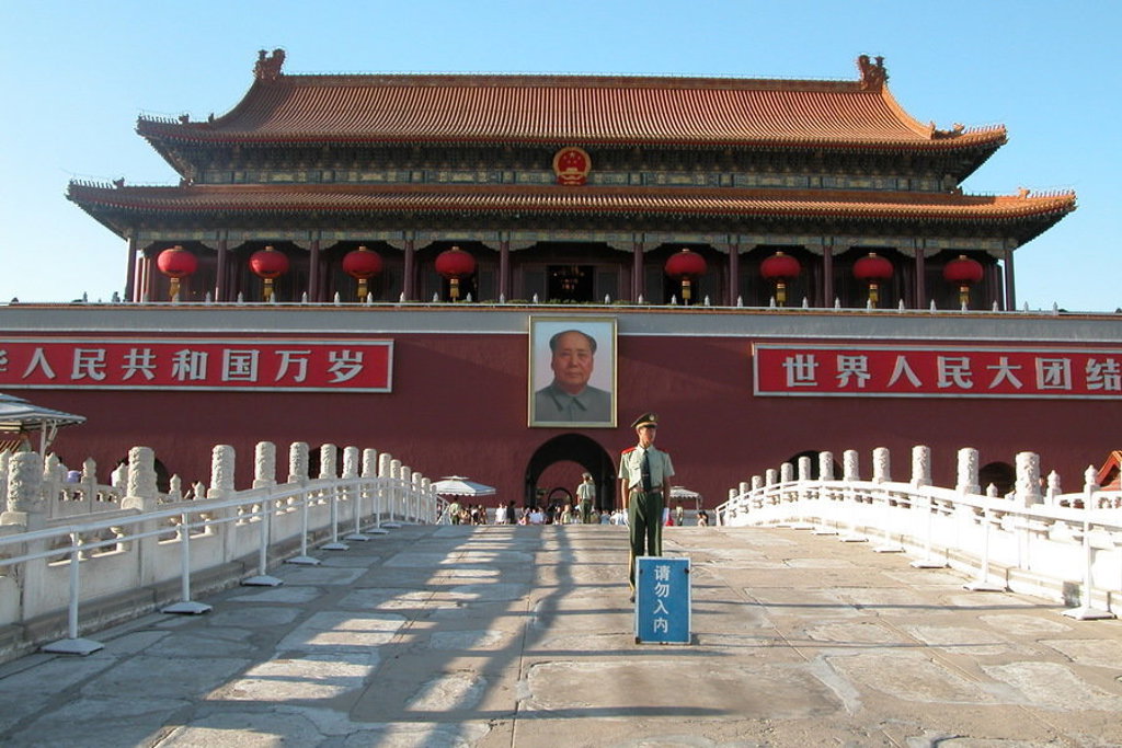 Toegangspoort tot de Verboden Stad in Beijing met rode lantaarns en bewaker, tijdens familiereis China.