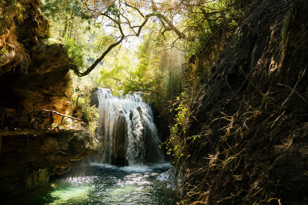 Waterval in een groene kloof met helder water, tijdens een 22-35ers reis door Marokko.