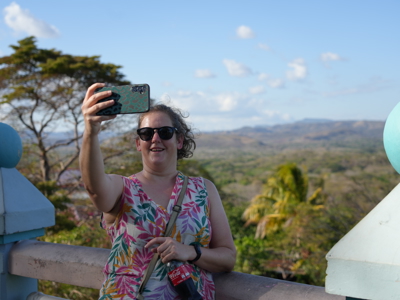 Reiziger maakt een selfie bij een uitzichtpunt tijdens de route Costa Rica en Nicaragua.