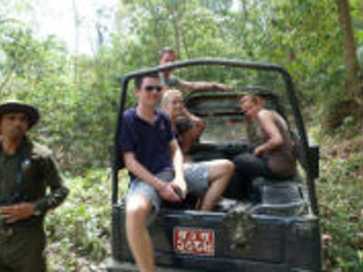 Jeepsafari in Chitwan Nationaal Park tijdens Route Nepal, met reizigers in een open jeep op bospad.