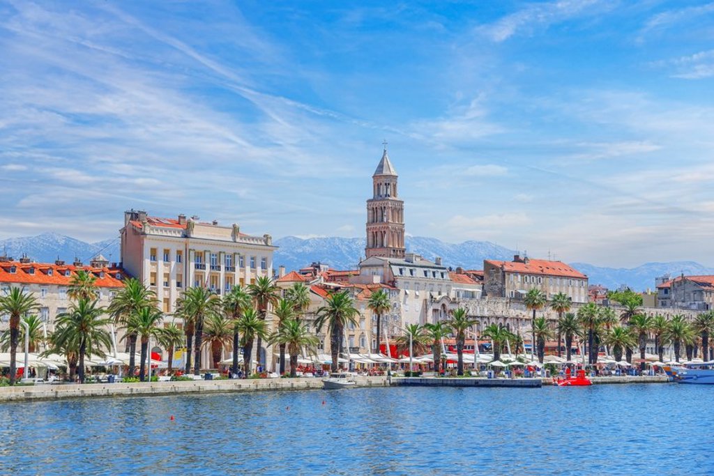 Fietsers tijdens een fietsvakantie op de Balkan, langs de kust van Kroatië.