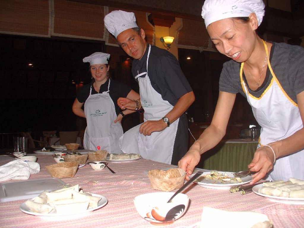 Deelnemers aan groepsrondreis Thailand volgen een kookworkshop en bereiden lokale gerechten aan tafel.