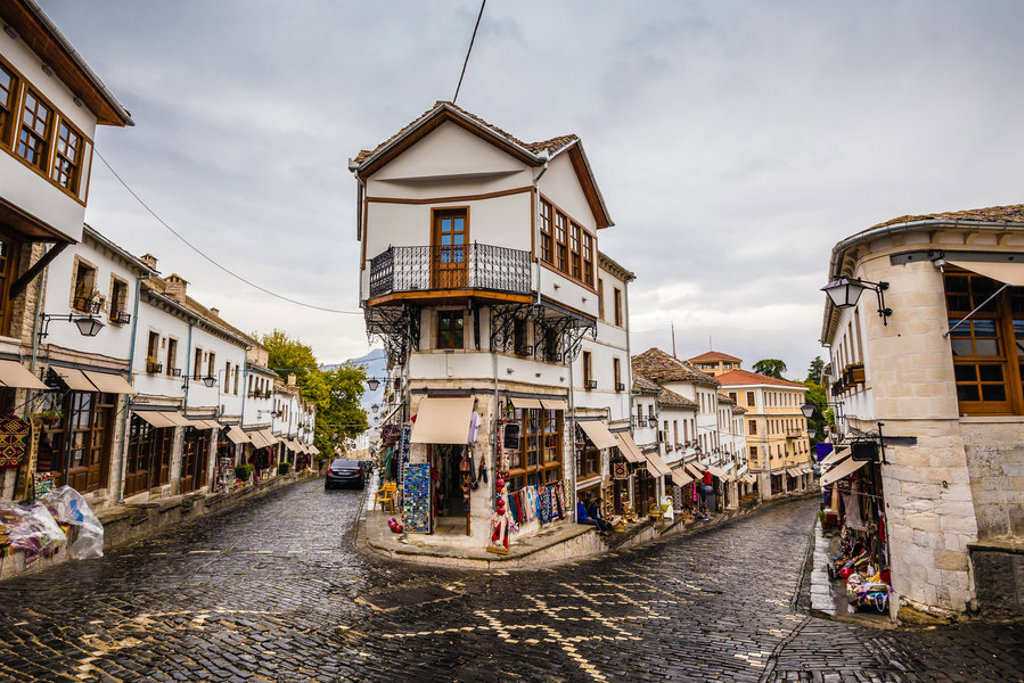 Oude bazaarstraat met traditionele Ottomaanse huizen en winkeltjes in Gjirokastër, Albanië.
