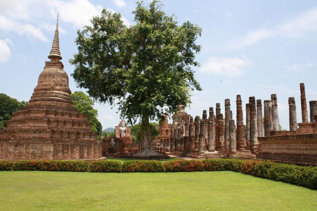 Historisch tempelcomplex met stoepa en zuilen in Sukhothai, Thailand, tijdens Familiereis Thailand Comfort-Plus.
