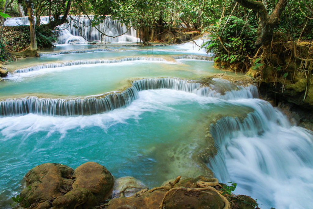 Kuang Si-watervallen bij Luang Prabang, Laos, met turquoise terrassen en jungle.