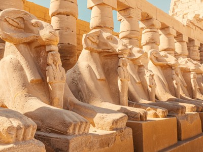 Rij ramkopsfinxen in het tempelcomplex van Karnak, Egypte.